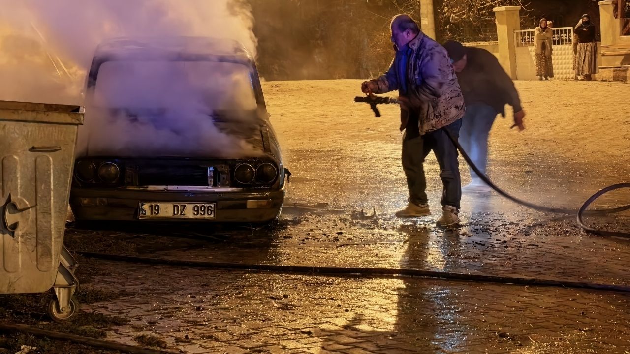 Köy Yolunda Panik Park Halindeki Araç Alev Aldı (4)