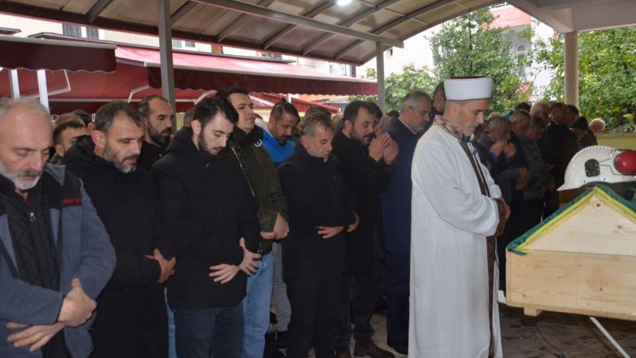 Maden Sahasında Göçük Faciası 4 Çocuk Babası Son Yolculuğuna Uğurlandı (1)
