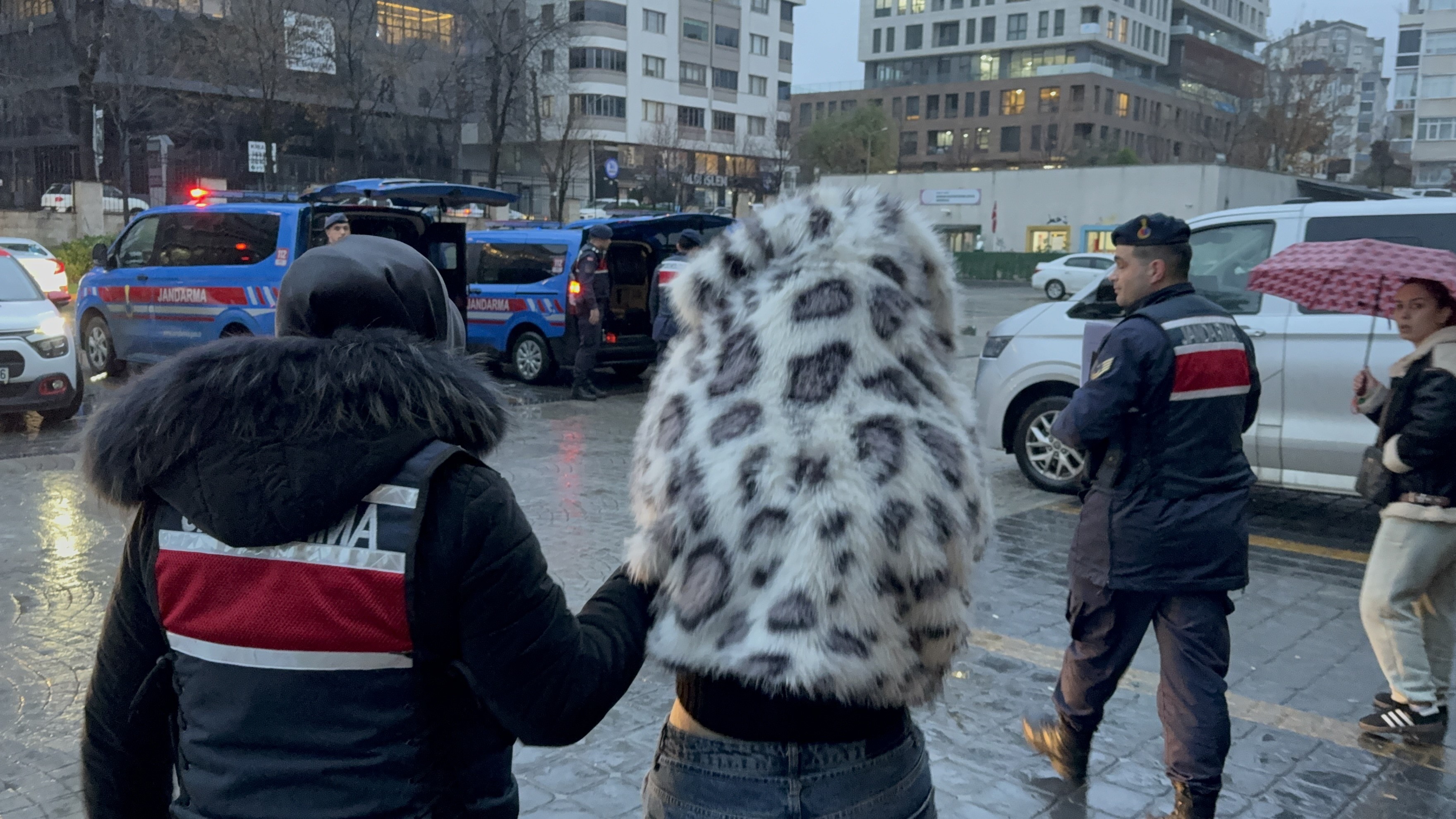 Masaj Salonuna Baskın! 4 Kişiden 3'Ü Tutuklandı 1 Kişi Adli Kontrolle Serbest Bırakıldı! 4