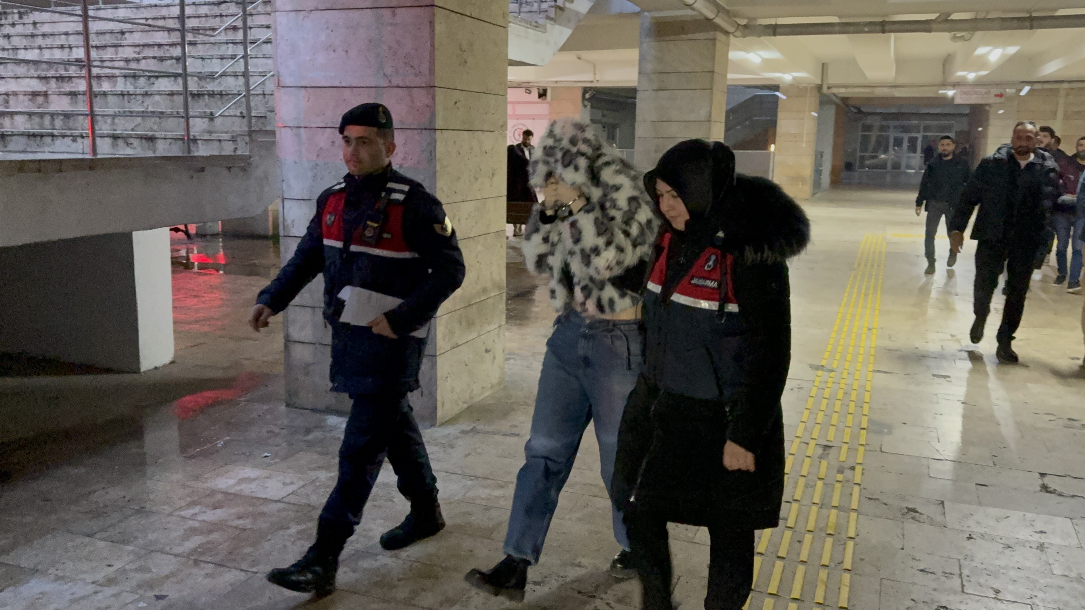 Masaj Salonuna Baskın! 4 Kişiden 3'Ü Tutuklandı 1 Kişi Adli Kontrolle Serbest Bırakıldı! 6