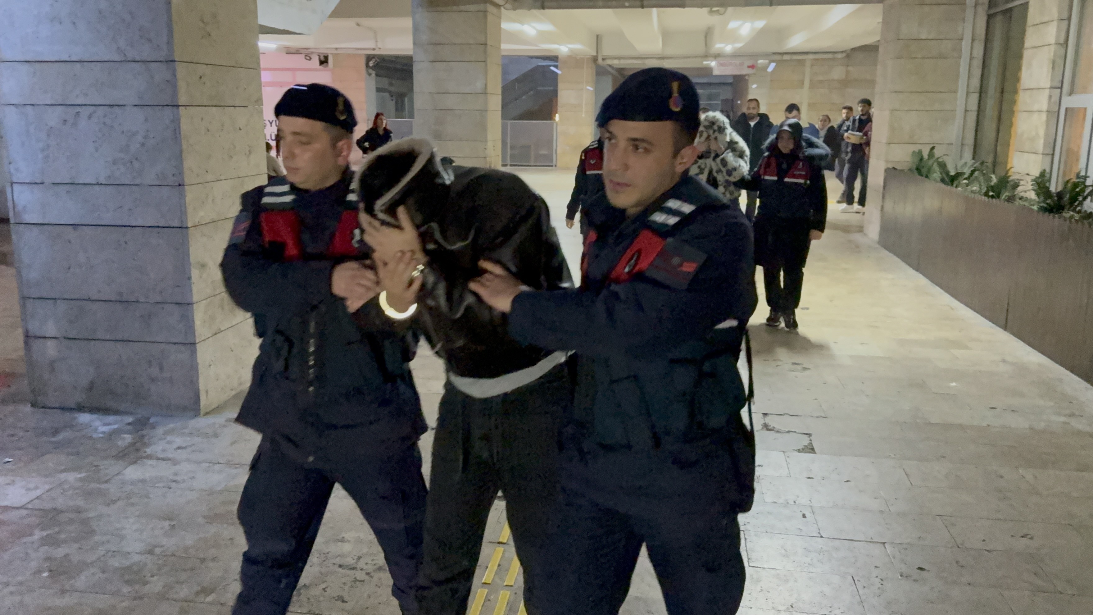 Masaj Salonuna Baskın! 4 Kişiden 3'Ü Tutuklandı 1 Kişi Adli Kontrolle Serbest Bırakıldı! 8