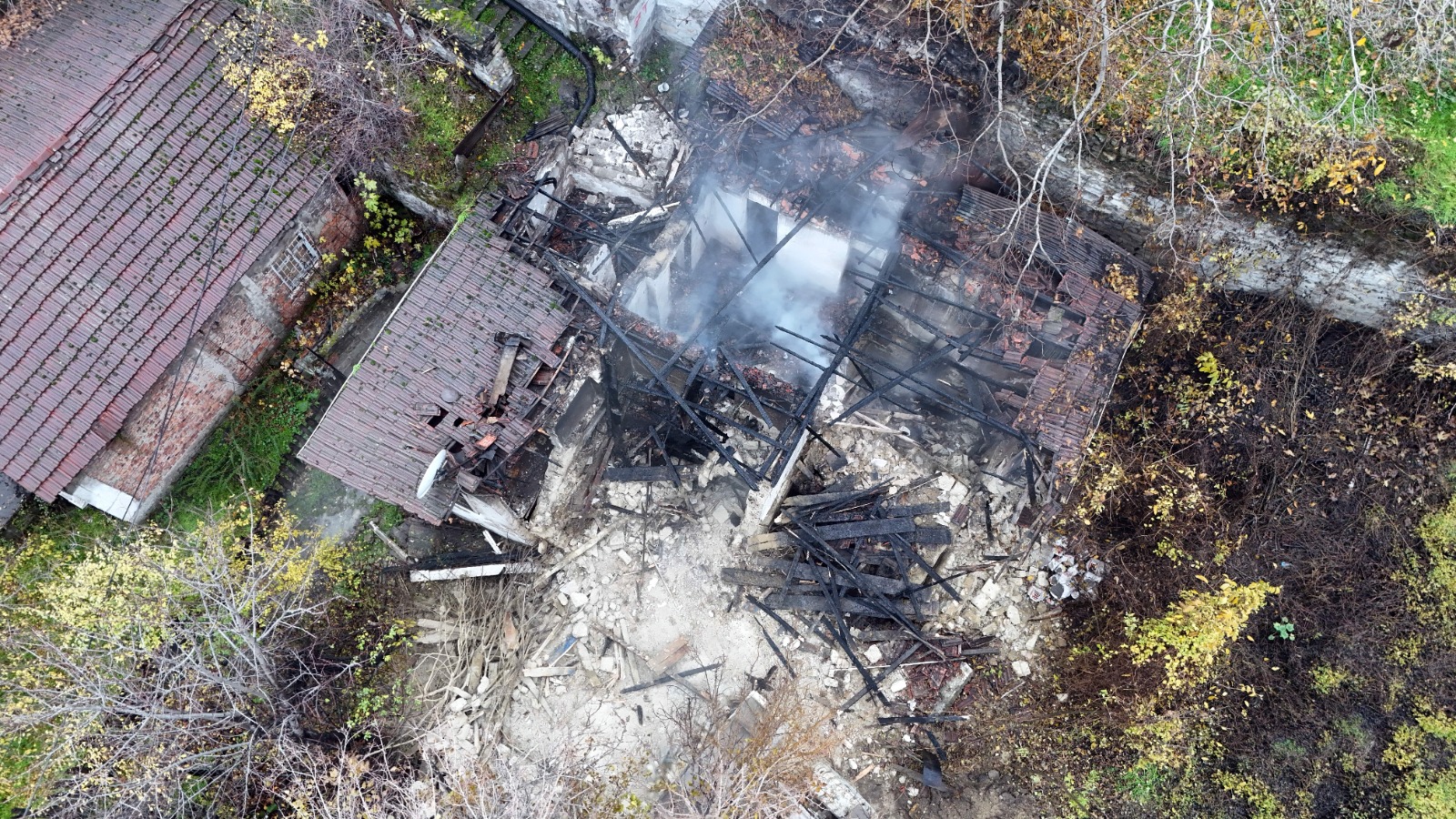 Metruk Binada Çıkan Yangın Büyümeden Söndürüldü 23