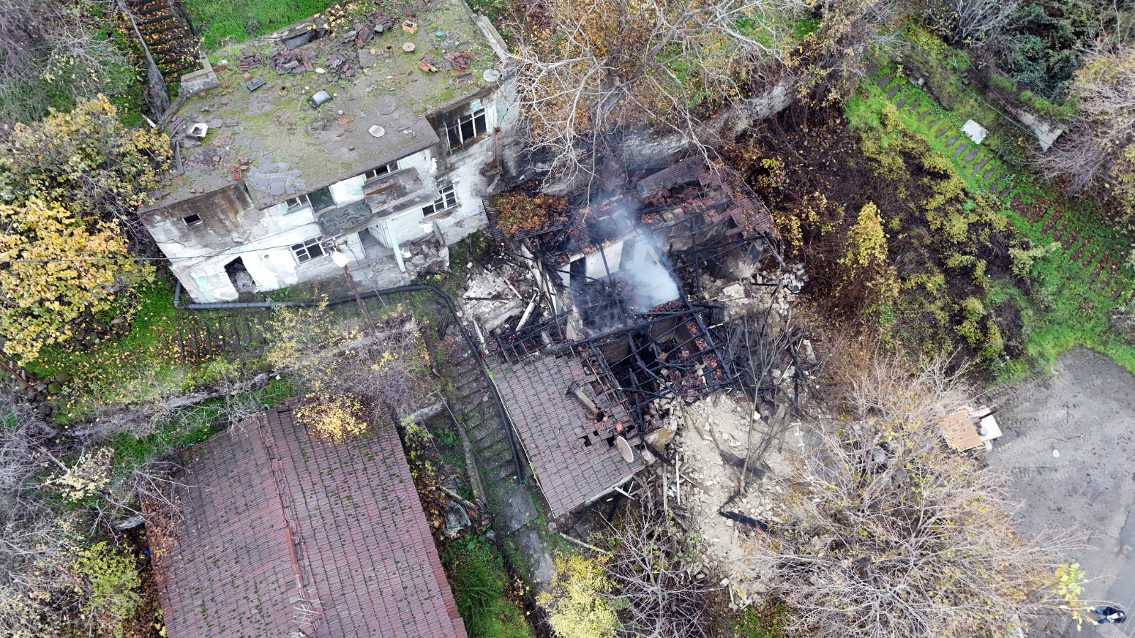 Metruk Binada Çıkan Yangın Büyümeden Söndürüldü 44