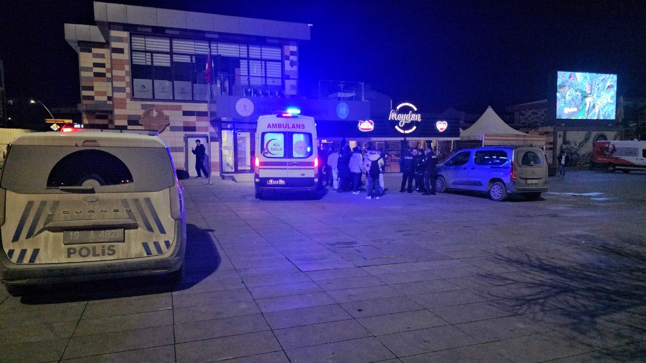 Meydanda Bıçaklı Saldırı 18 Yaşındaki Genç Yaralı (1)