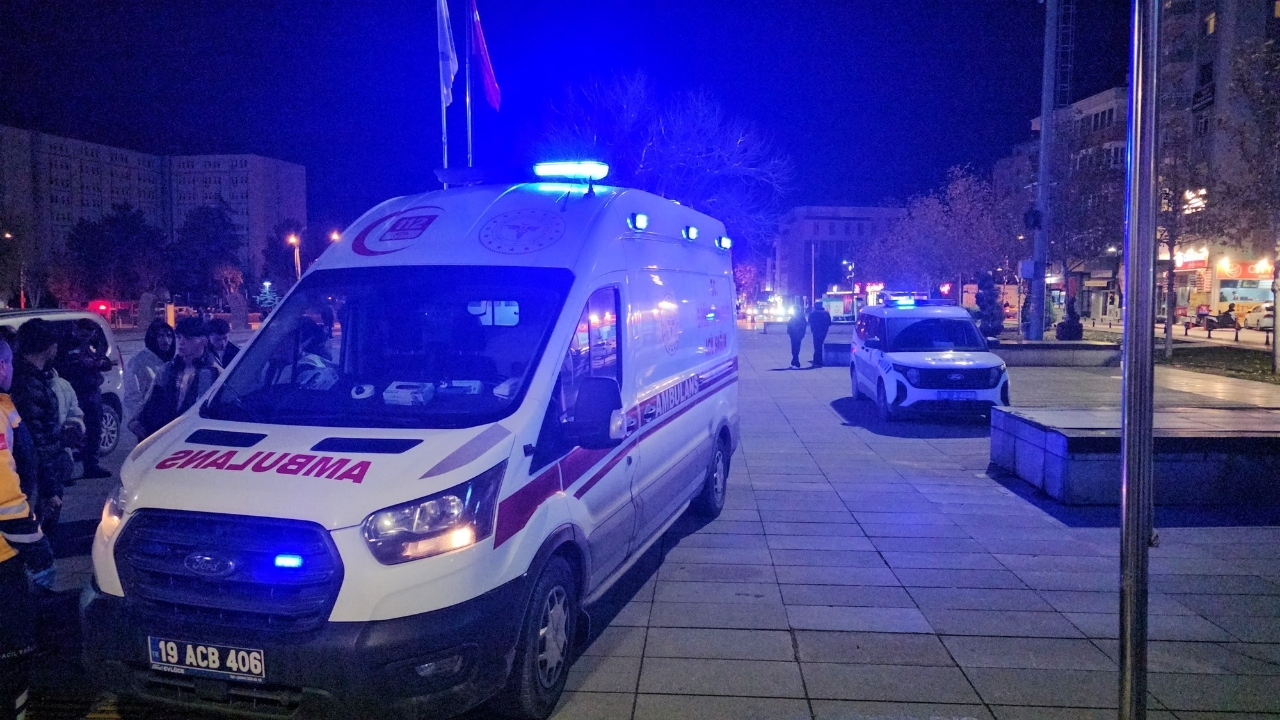 Meydanda Bıçaklı Saldırı 18 Yaşındaki Genç Yaralı (3)