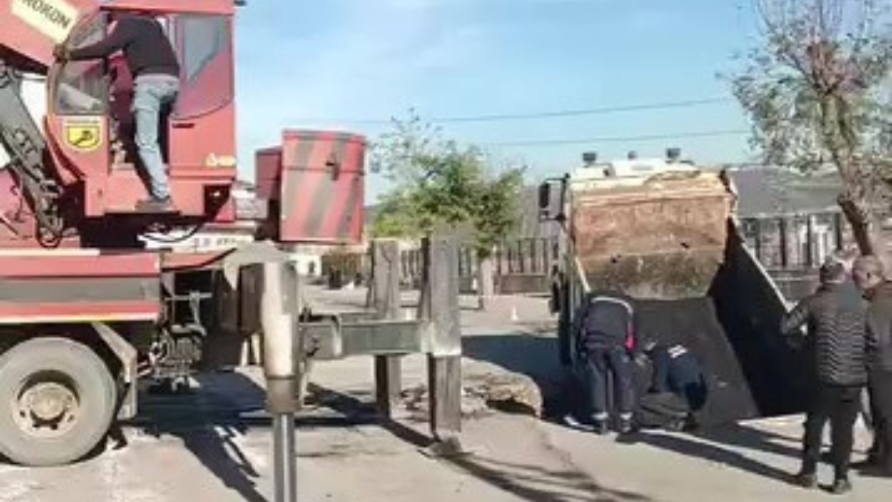 Okul Bahçesi Çöktü Kamyon Çukura Düştü (1)