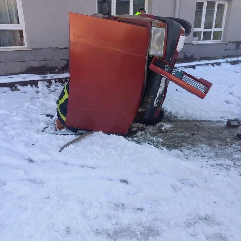 Okulun Bahçesine Otomobil Düştü (2)