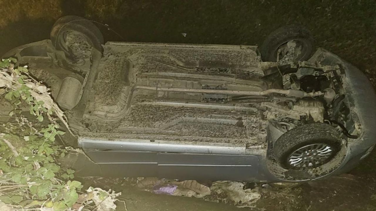 Otomobil Su Kanalına Uçtu Genç Sürücü Yaralandı (1)