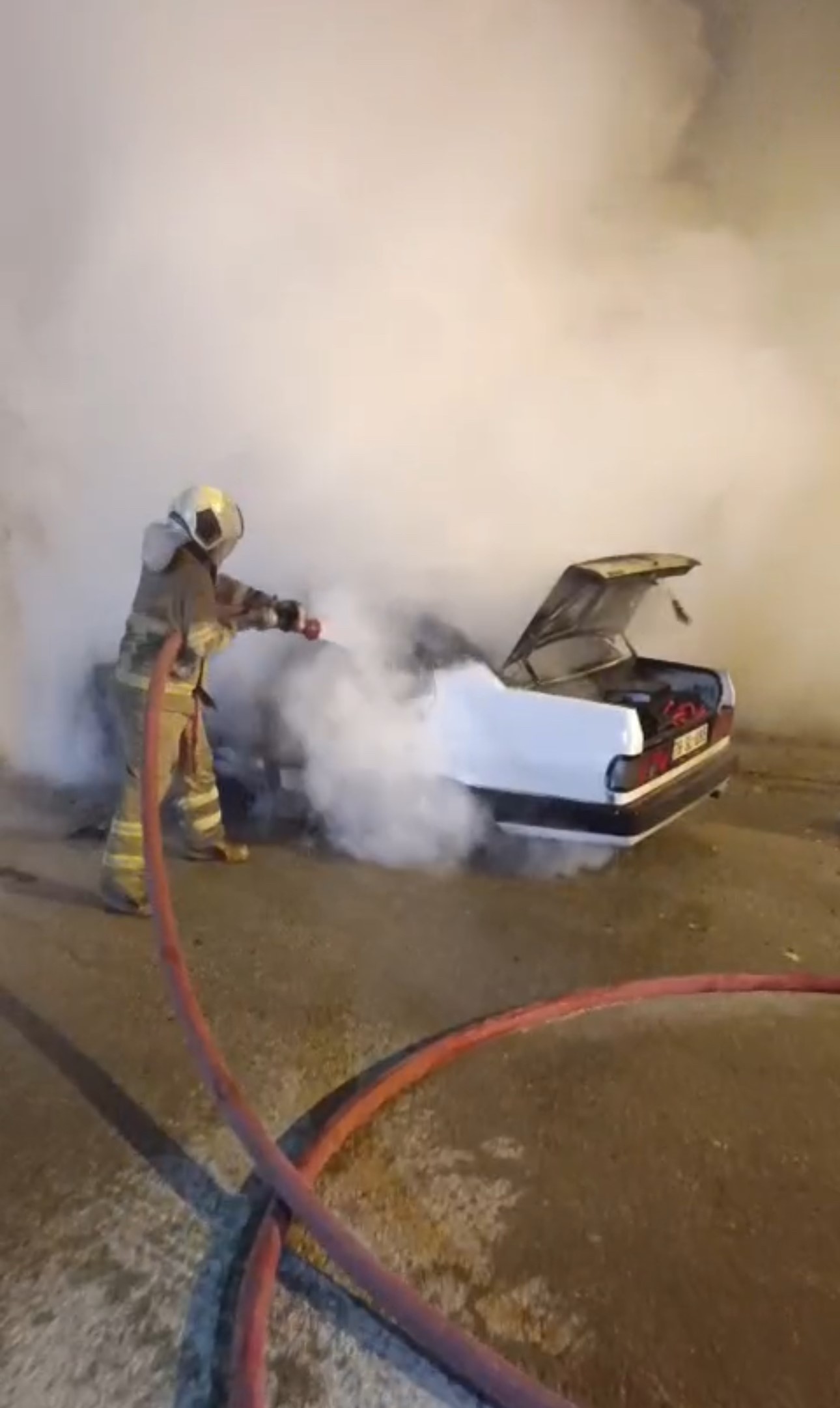 Park Halindeki Otomobil Alev Alev Yandı 14