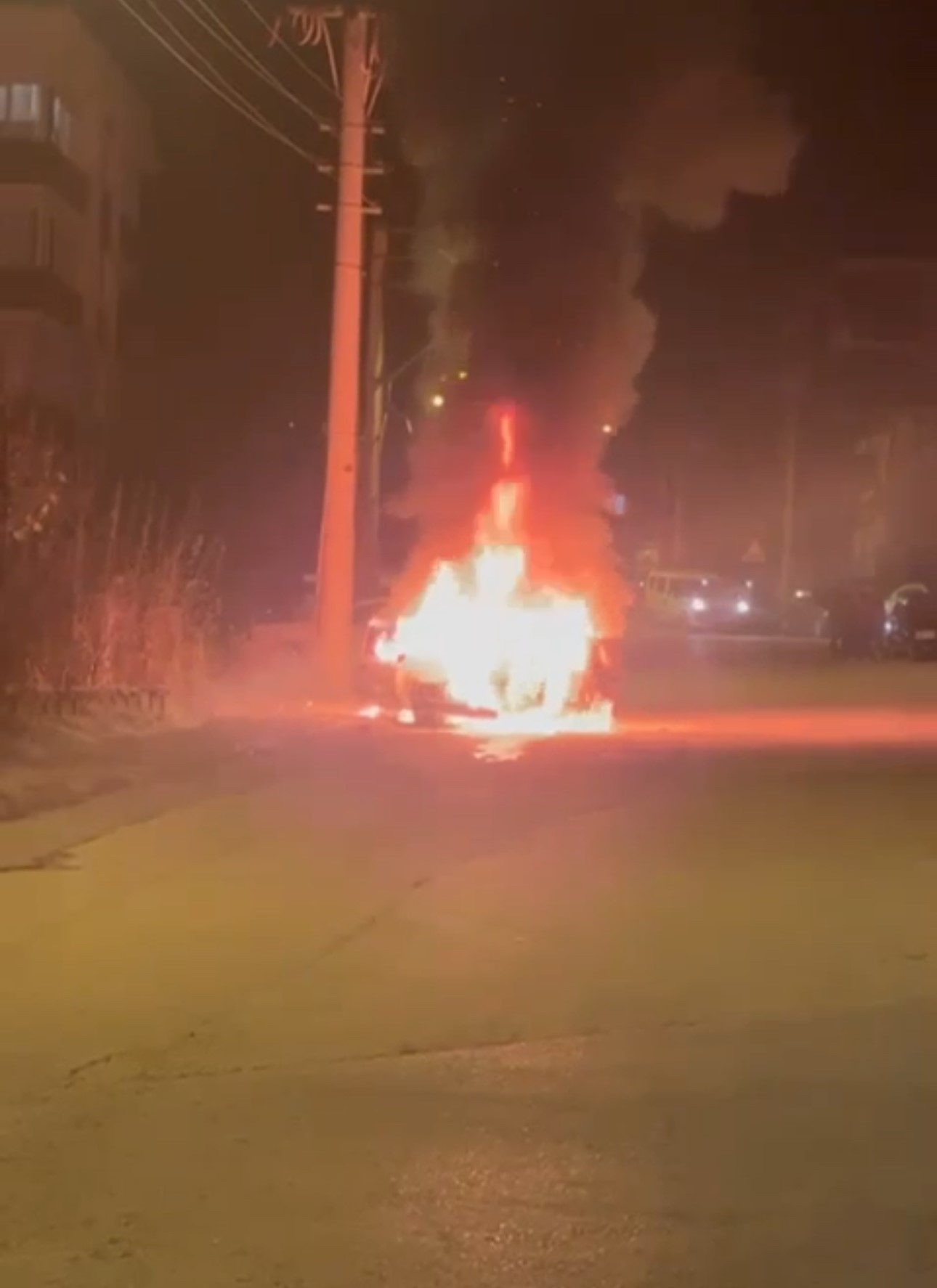 Park Halindeki Otomobil Alev Alev Yandı 2