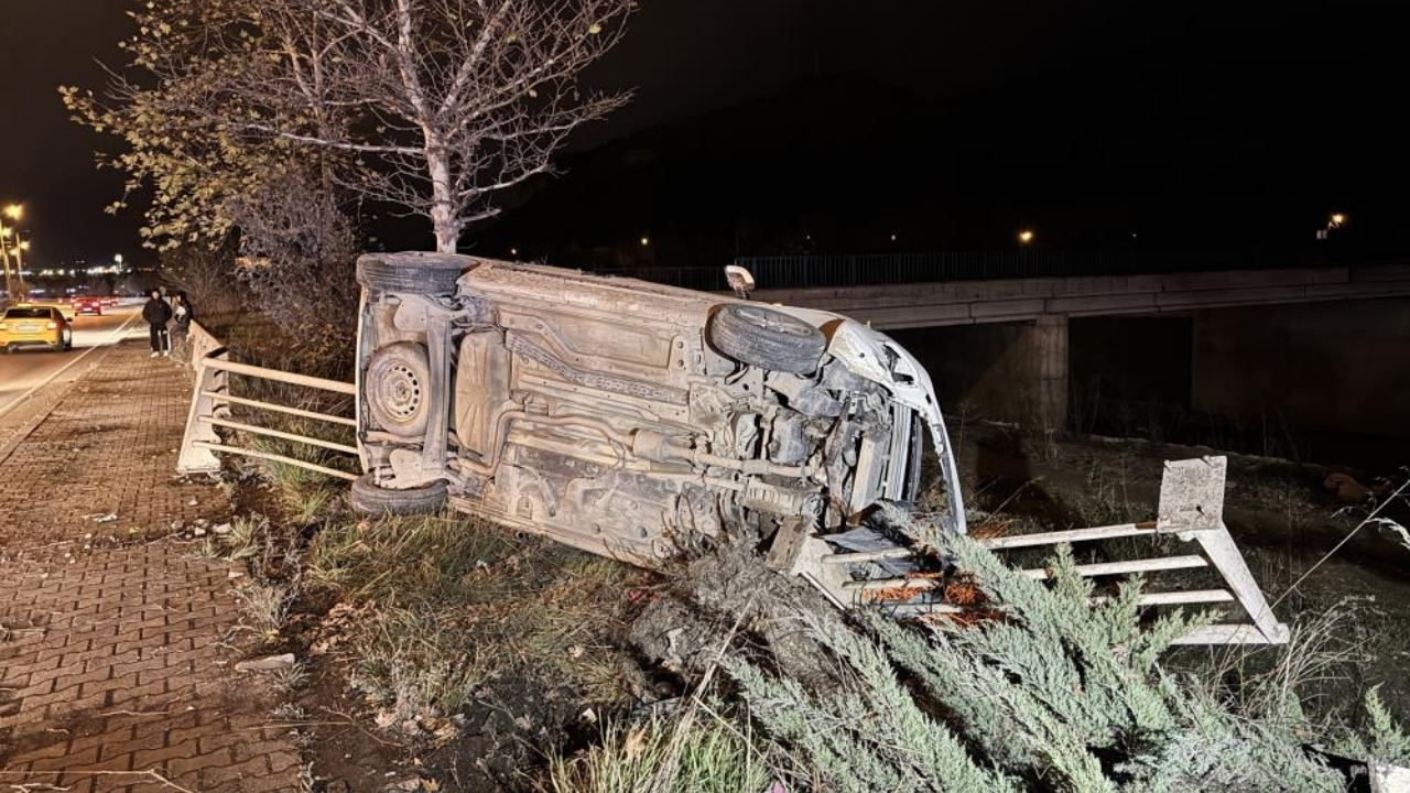 Refüjden Savruldu, Diğer Aracı Devirdi 3 Yaralı (1)