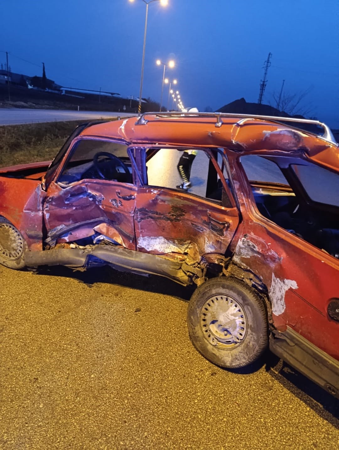 Servis Minibüsü Ile Otomobil Çarpıştı Feci Kazada 1 Ölü, 10 Yaralı Var! 2