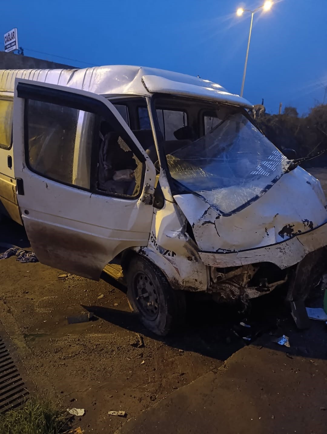 Servis Minibüsü Ile Otomobil Çarpıştı Feci Kazada 1 Ölü, 10 Yaralı Var! 4