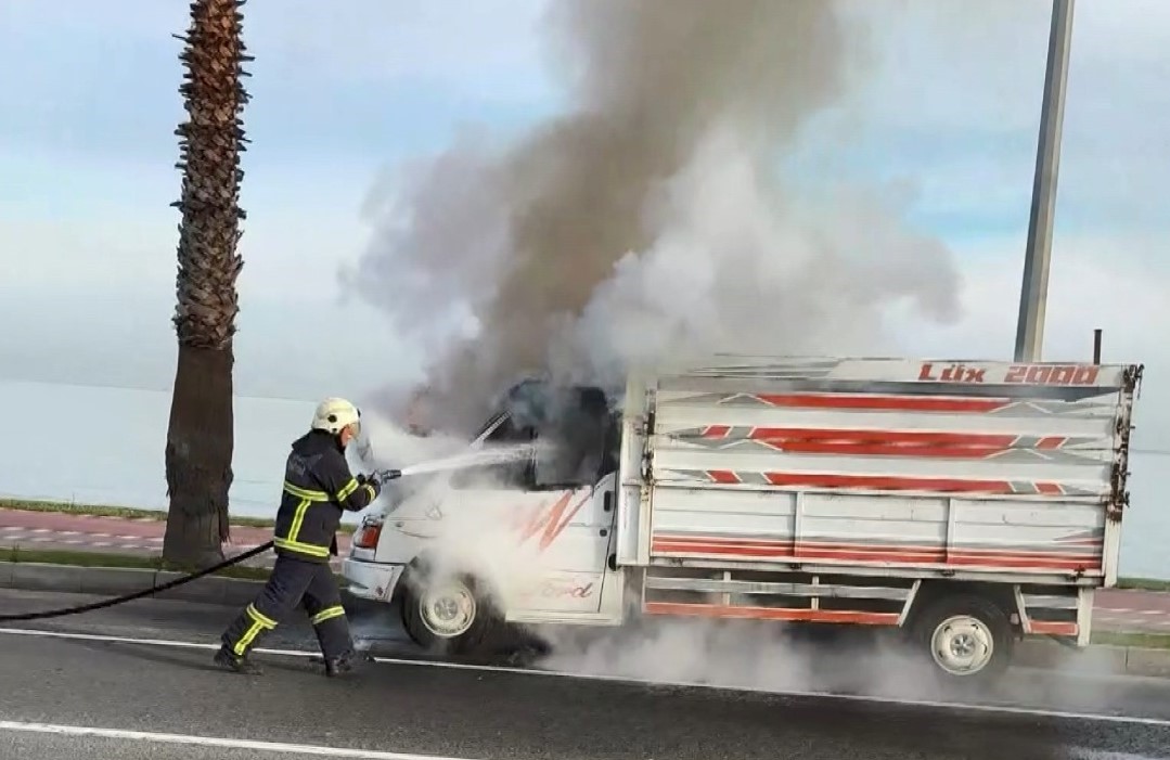 Seyir Halindeki Kamyonet Alev Aldı Feci Yangında Araç Kullanılmaz Hale Geldi 4