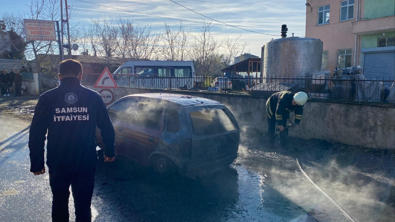 Seyir Halindeki Otomobil Alev Aldı, Hurdaya Döndü (2)