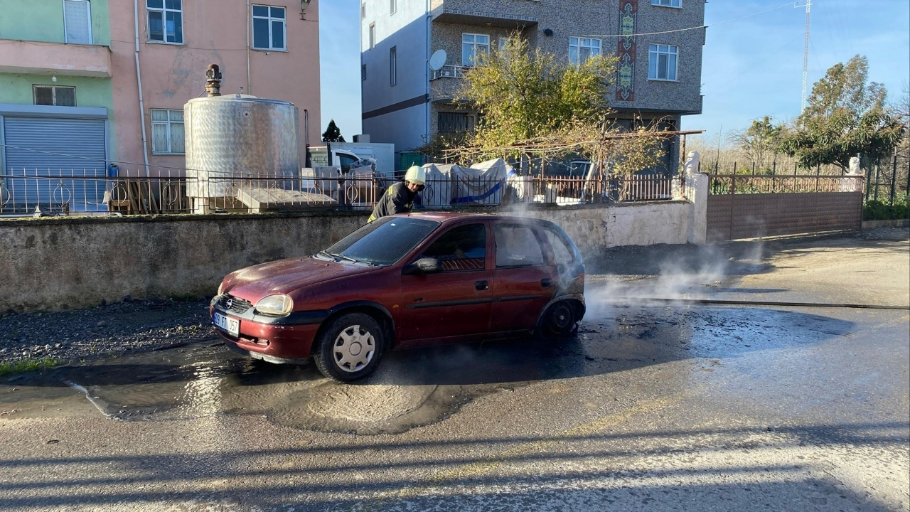 Seyir Halindeki Otomobil Alev Aldı, Hurdaya Döndü (3)