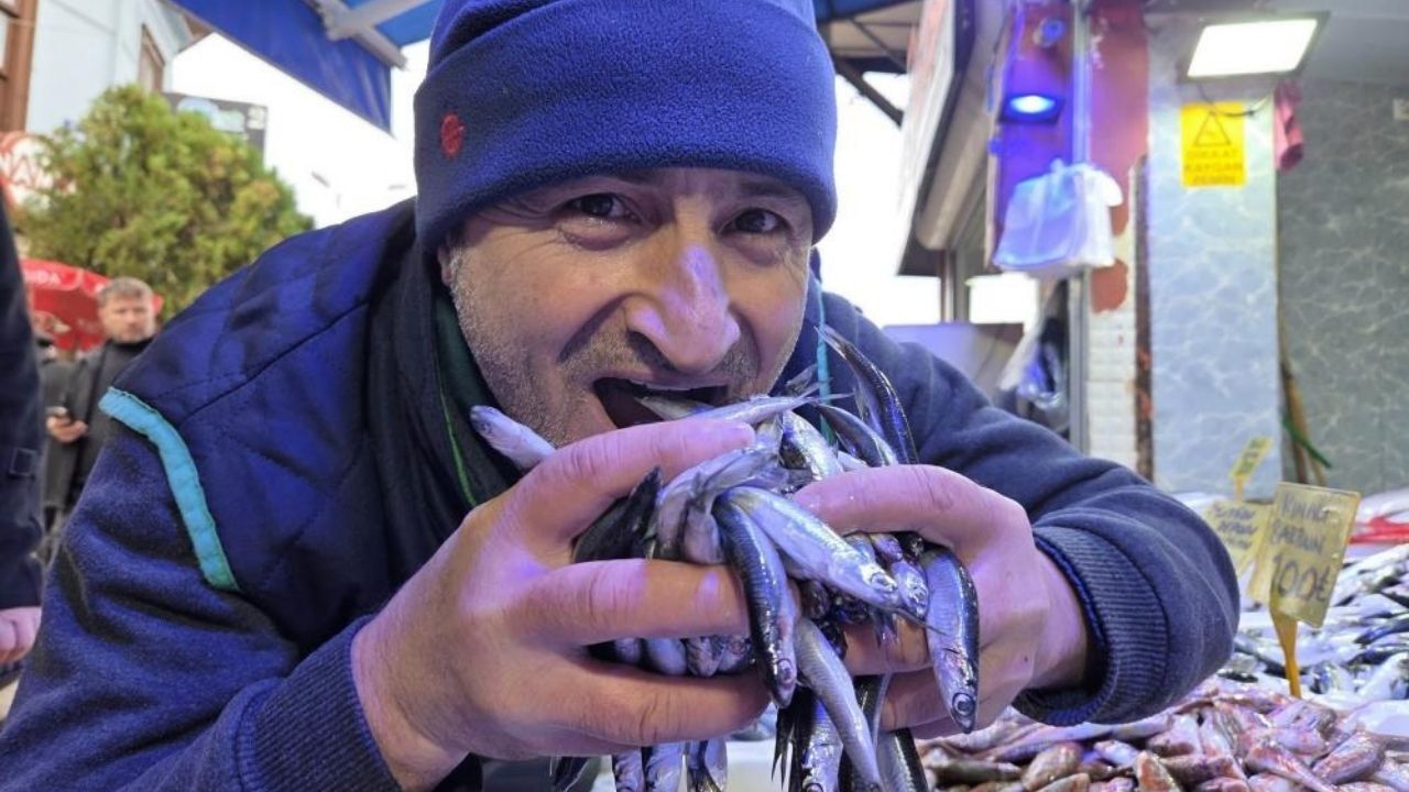 Soğuk Hava Hamsiyi Yükseltti Karadeniz’de Kasa Kasa Satış Sürüyor (2)