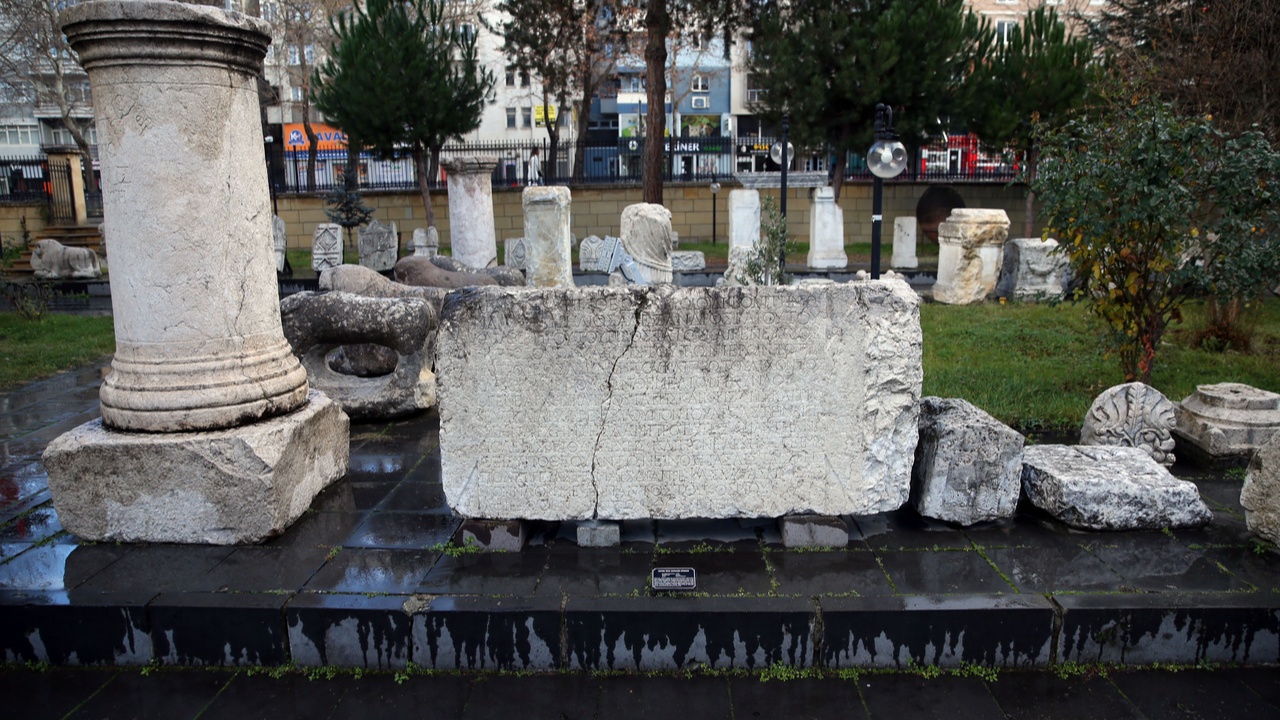 Tarihi Eserler Duvara Monte (10)