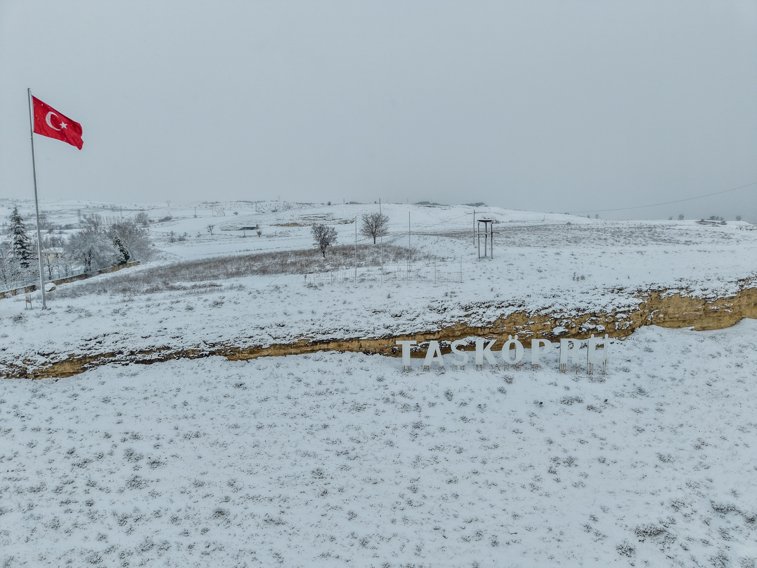 Taşköprü Beyaz Örtüyle Kaplandı 44