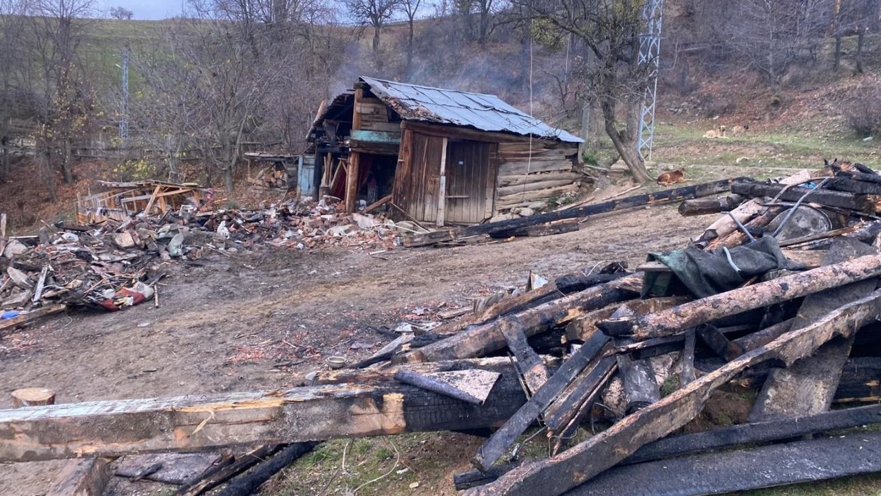 Taşköprü Kaymakamı Demirdağ Yangınzedeleri Ziyaret Etti ‘Süreci Yakından Takip Ediyoruz’ (5)