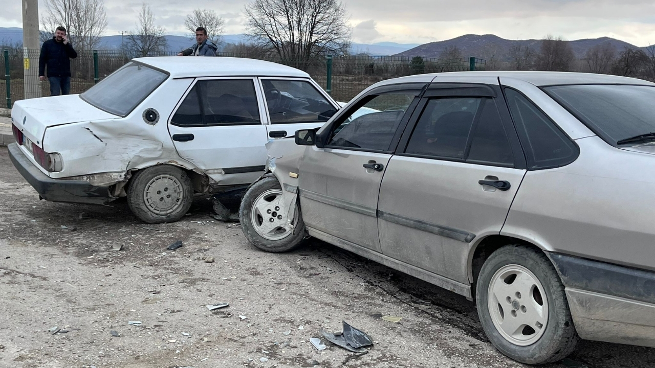 Taşköprü’de Feci Kaza İki Otomobil Burun Buruna Girdi (1)