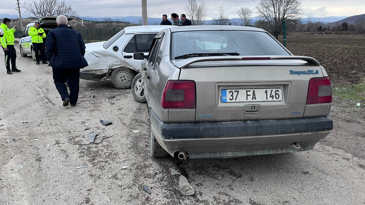 Taşköprü’de Feci Kaza İki Otomobil Burun Buruna Girdi (10)