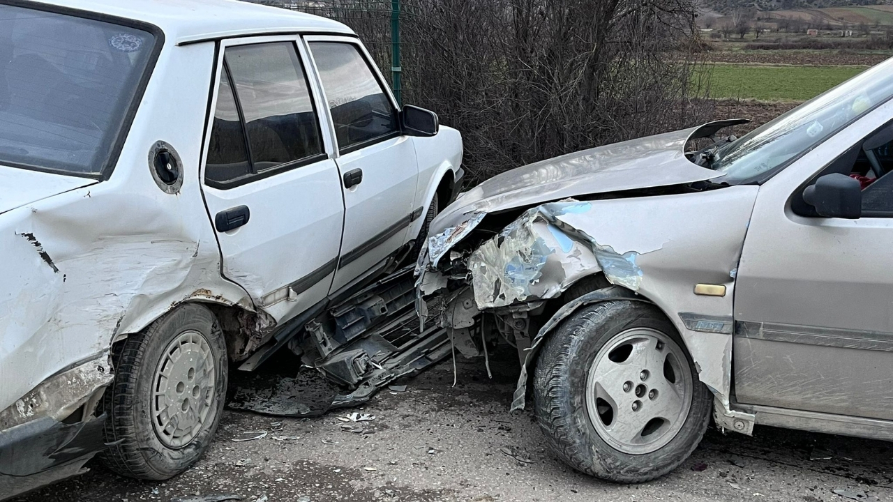 Taşköprü’de Feci Kaza İki Otomobil Burun Buruna Girdi (7)