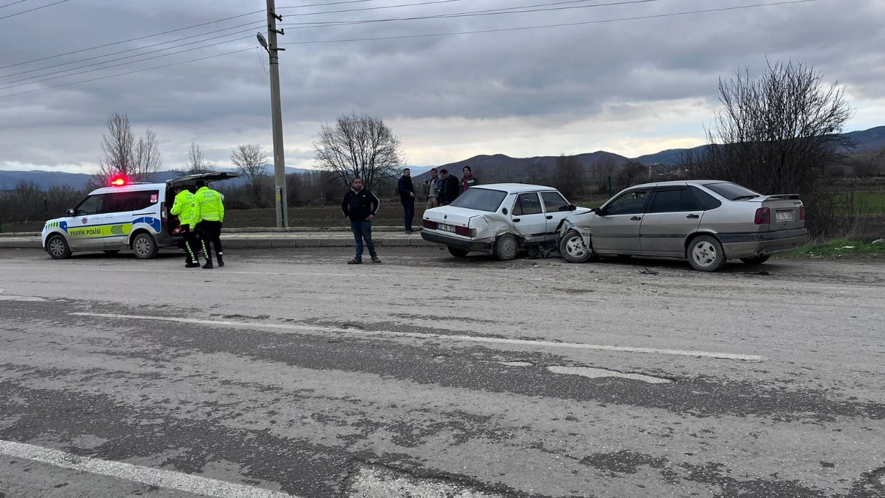 Taşköprü’de Feci Kaza İki Otomobil Burun Buruna Girdi (9)