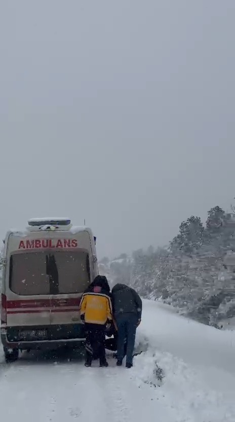 Taşköprü'de Yoğun Kar Ambulansa Zor Anlar Yaşattı Zincir Takarak Ilerleyebildi! 2