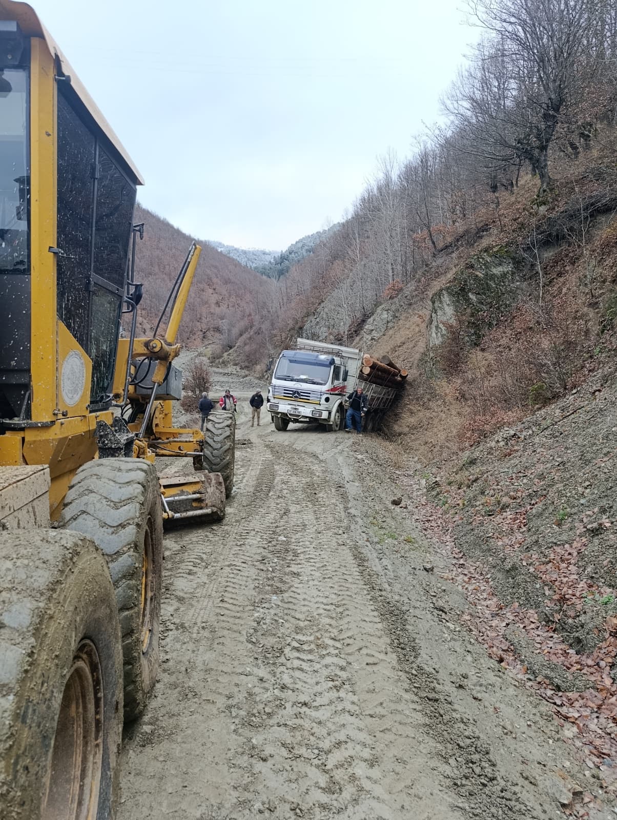 Taşköprü'nün Köyünde Çamurlu Yolda Kaydı İş Makinesiyle Çıkarıldı 12