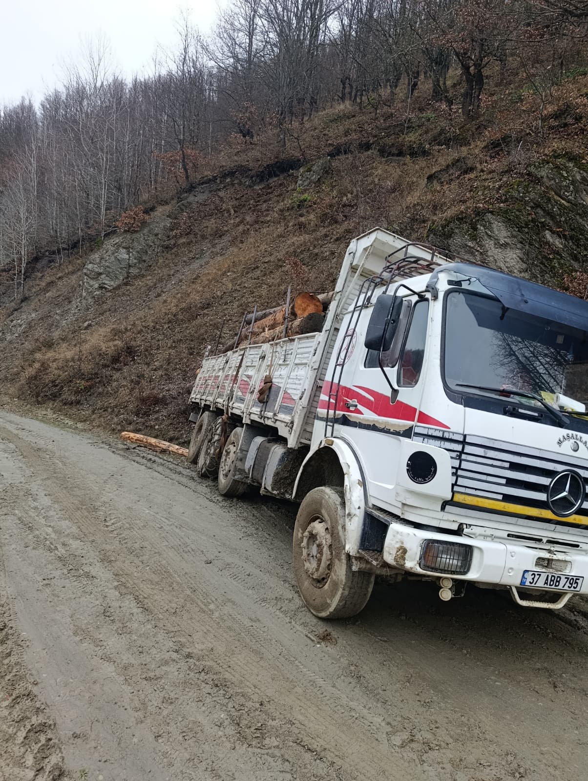 Taşköprü'nün Köyünde Çamurlu Yolda Kaydı İş Makinesiyle Çıkarıldı 2