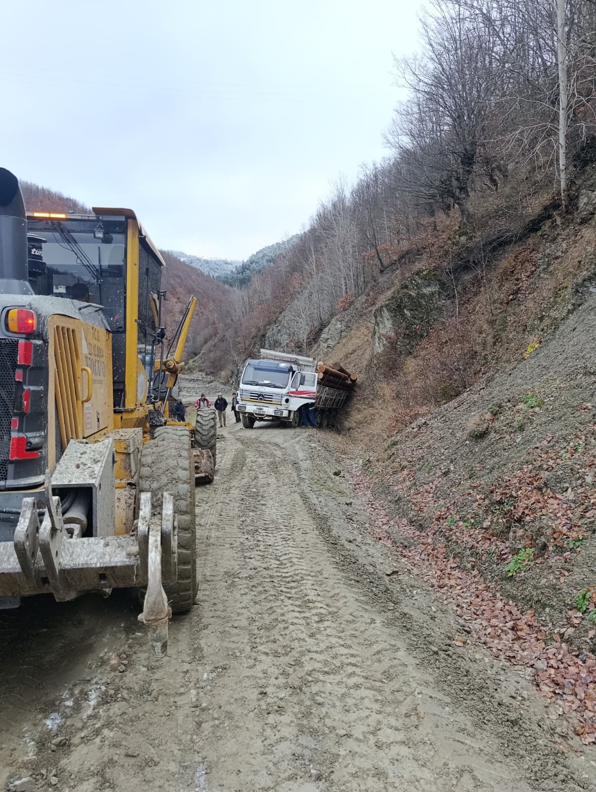 Taşköprü'nün Köyünde Çamurlu Yolda Kaydı İş Makinesiyle Çıkarıldı 4