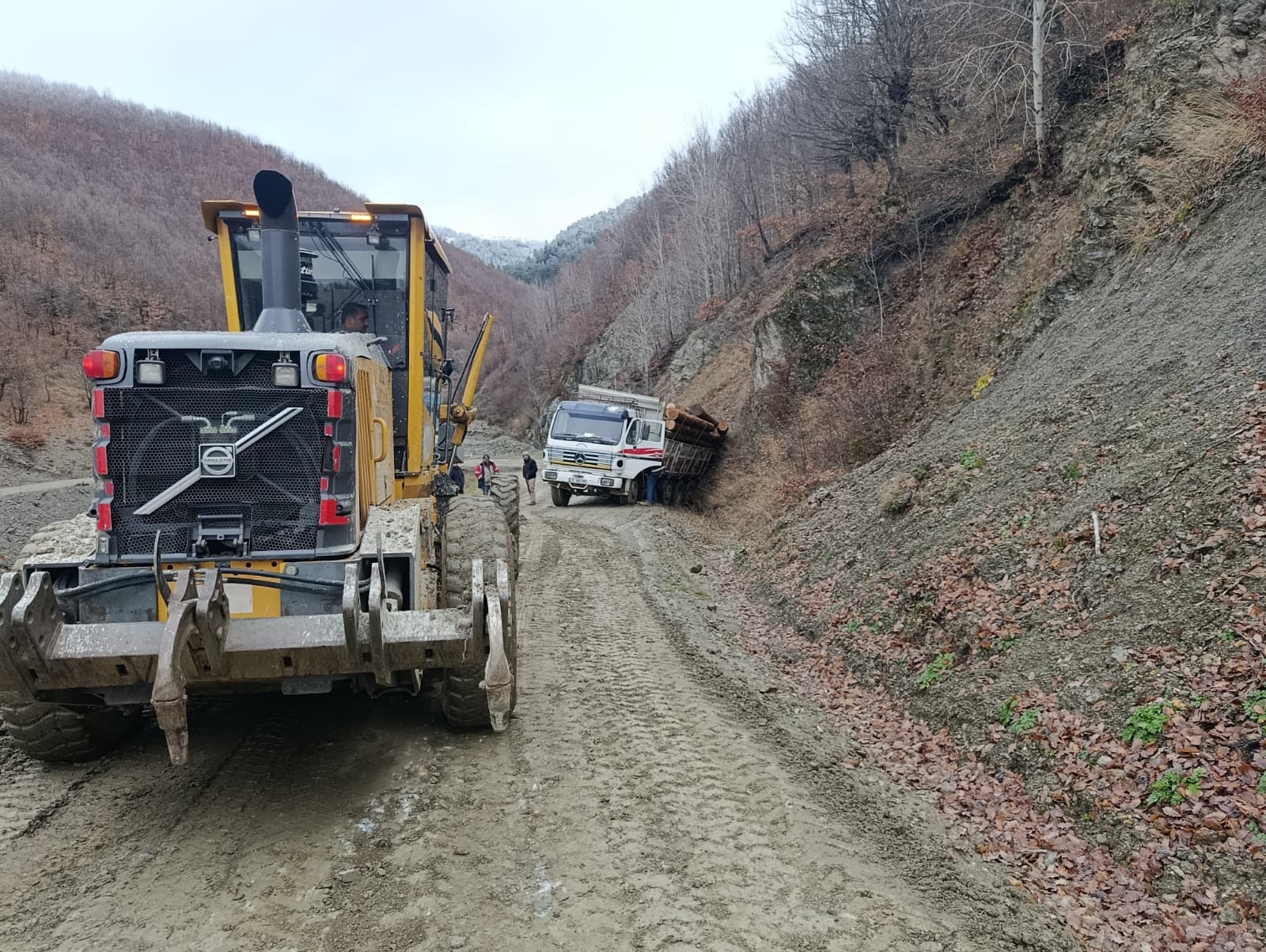 Taşköprü'nün Köyünde Çamurlu Yolda Kaydı İş Makinesiyle Çıkarıldı 6