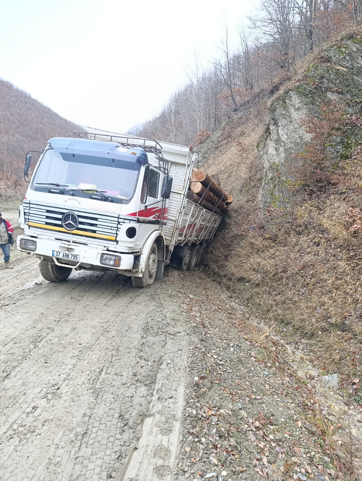 Taşköprü'nün Köyünde Çamurlu Yolda Kaydı İş Makinesiyle Çıkarıldı 8