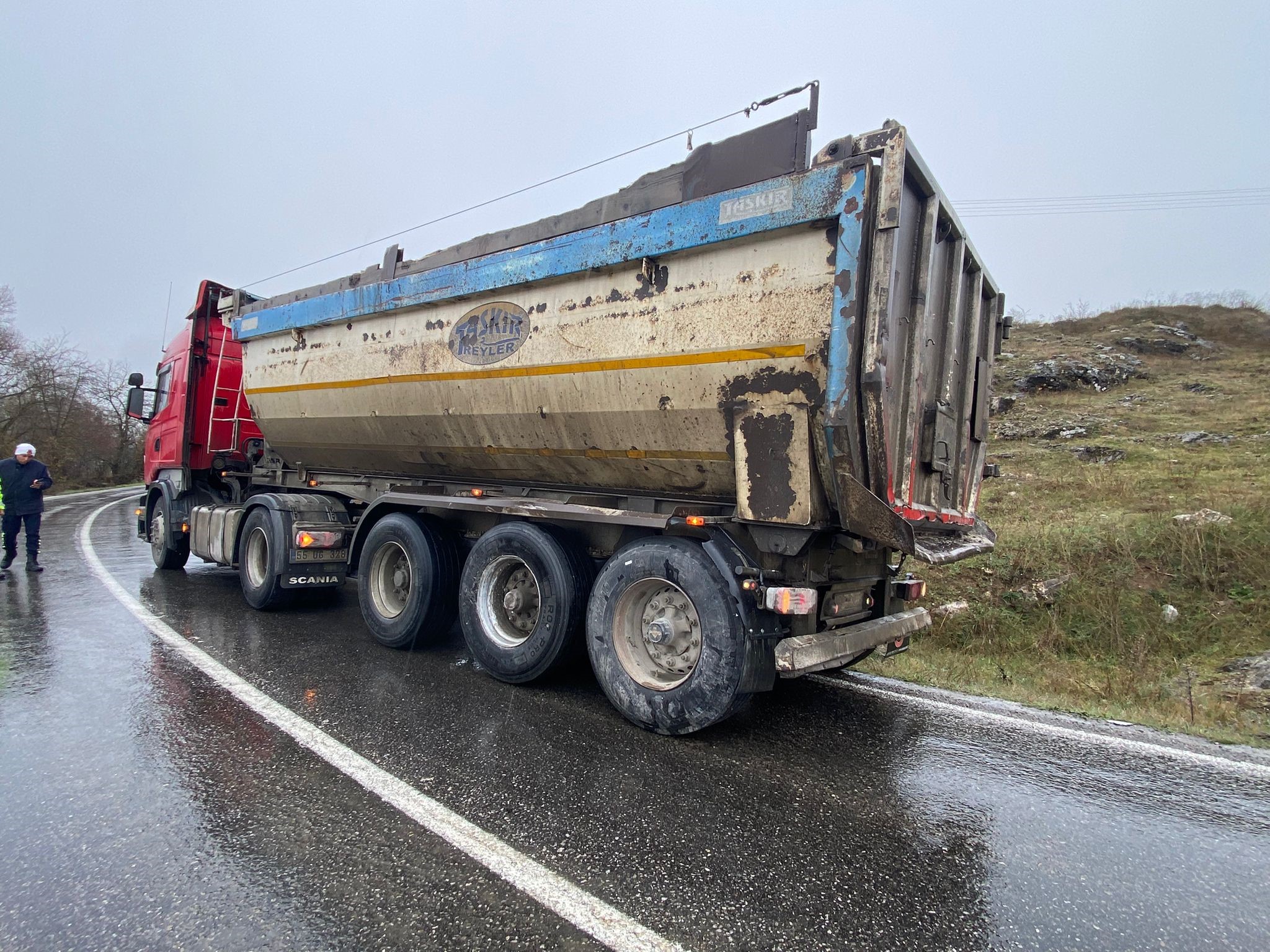 Ticari Araç Ile Kamyon Çarpıştı Feci Kazada 2 Yaralı Var! 4