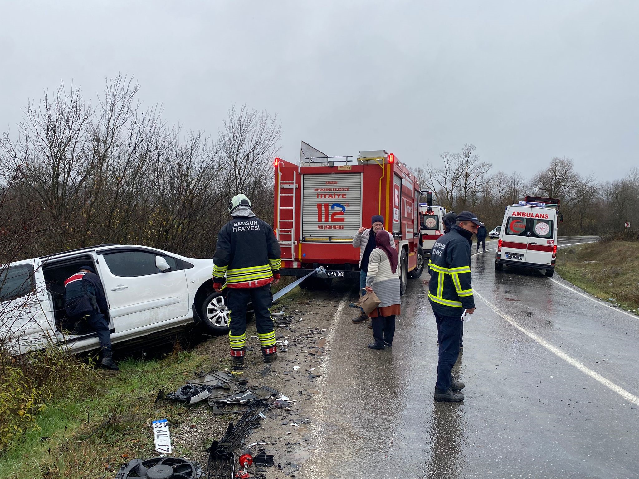 Ticari Araç Ile Kamyon Çarpıştı Feci Kazada 2 Yaralı Var! 44