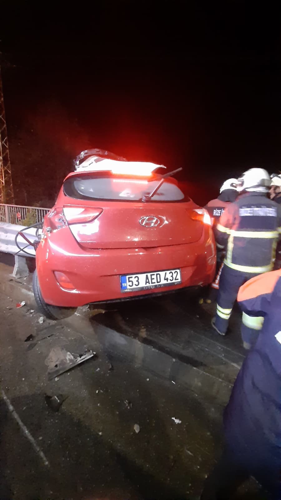 Tünel Çıkışında Otomobil Bariyerlere Çarptı Feci Kazada 1 Ölü, 1 Ağır Yaralı Var! 2