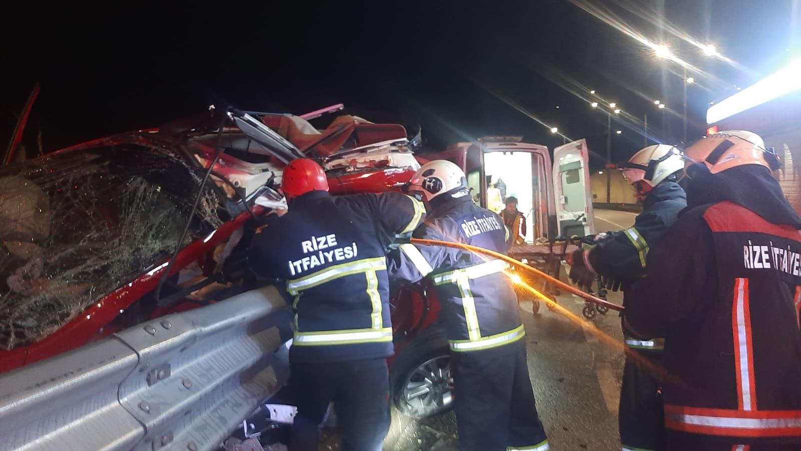 Tünel Çıkışında Otomobil Bariyerlere Çarptı Feci Kazada 1 Ölü, 1 Ağır Yaralı Var! 22