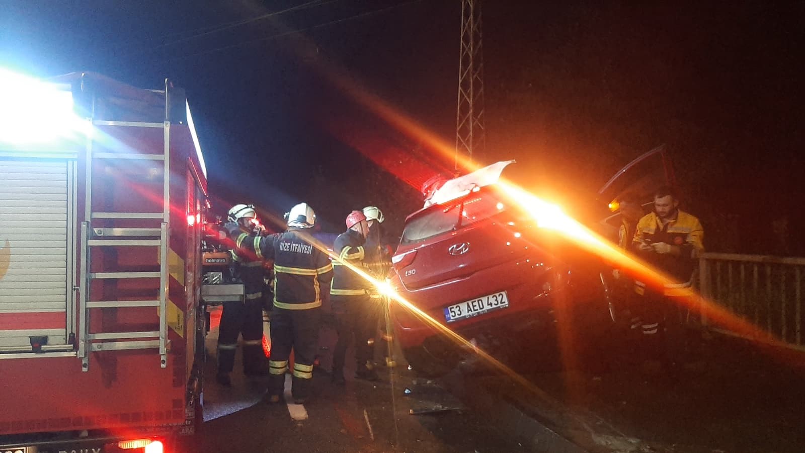 Tünel Çıkışında Otomobil Bariyerlere Çarptı Feci Kazada 1 Ölü, 1 Ağır Yaralı Var! 6