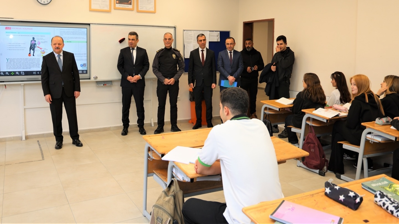 Vali Dallı Okul Ziyaret (2)