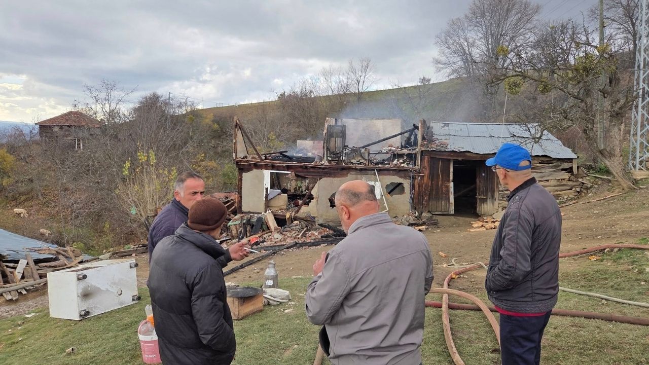 Yangının Ardından Kızılay Sahada Taşköprü’de Yaralar Sarılıyor (1)