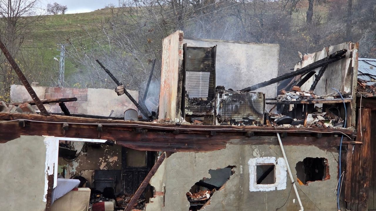 Yangının Ardından Kızılay Sahada Taşköprü’de Yaralar Sarılıyor (4)