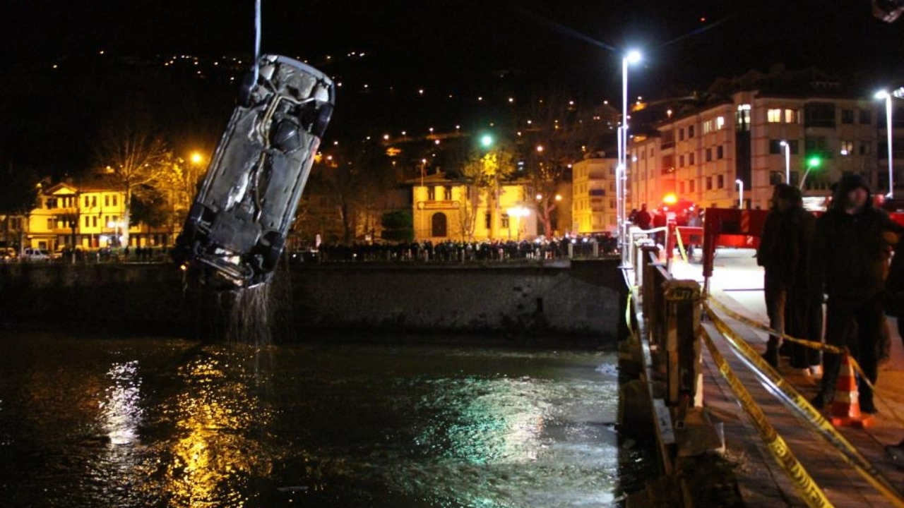 Yeşilırmak’ta Can Pazarı Nehre Uçan Otomobilde 1 Kişi Öldü (4)