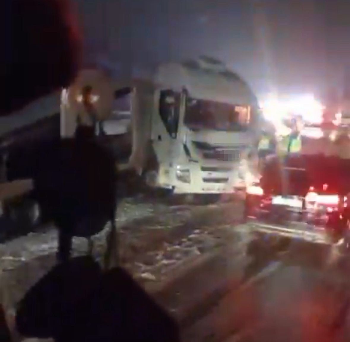 Yoğun Kar Yağışı Zincirleme Kazaya Sebep Oldu 6 Araç Birbirine Girdi 2222