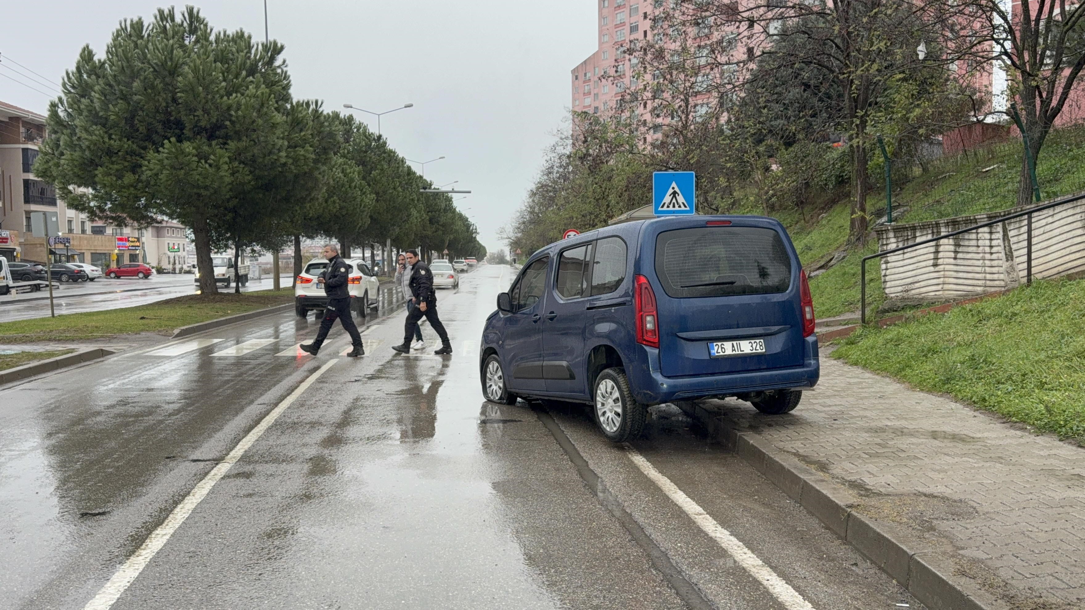 Yolun Karşısına Geçmek Isteyen Kadına Araç Çarptı Hastaneye Kaldırıldı 2
