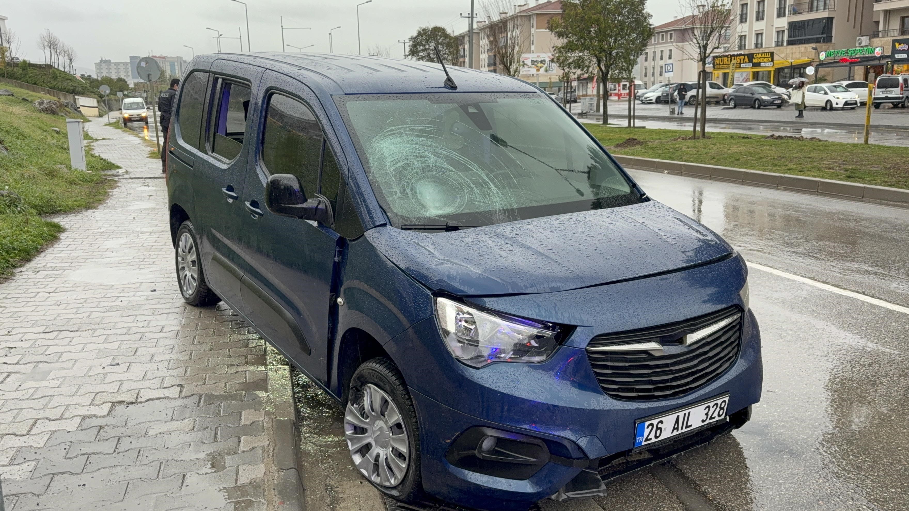 Yolun Karşısına Geçmek Isteyen Kadına Araç Çarptı Hastaneye Kaldırıldı 8