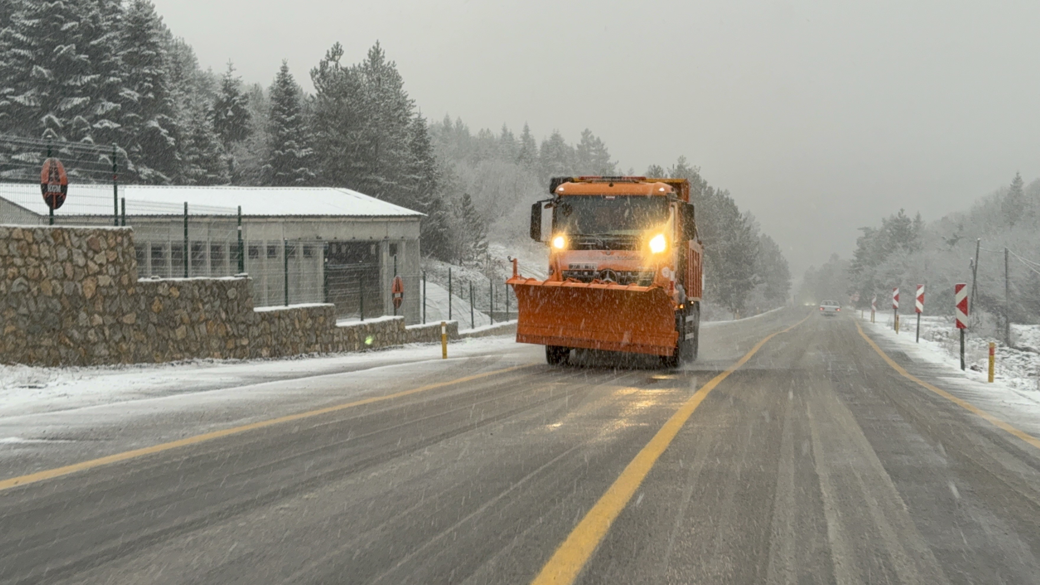 Yüksek Kesimlerde Kar Etkisini Gösterdi Kara Yolu Beyaza Büründü 18