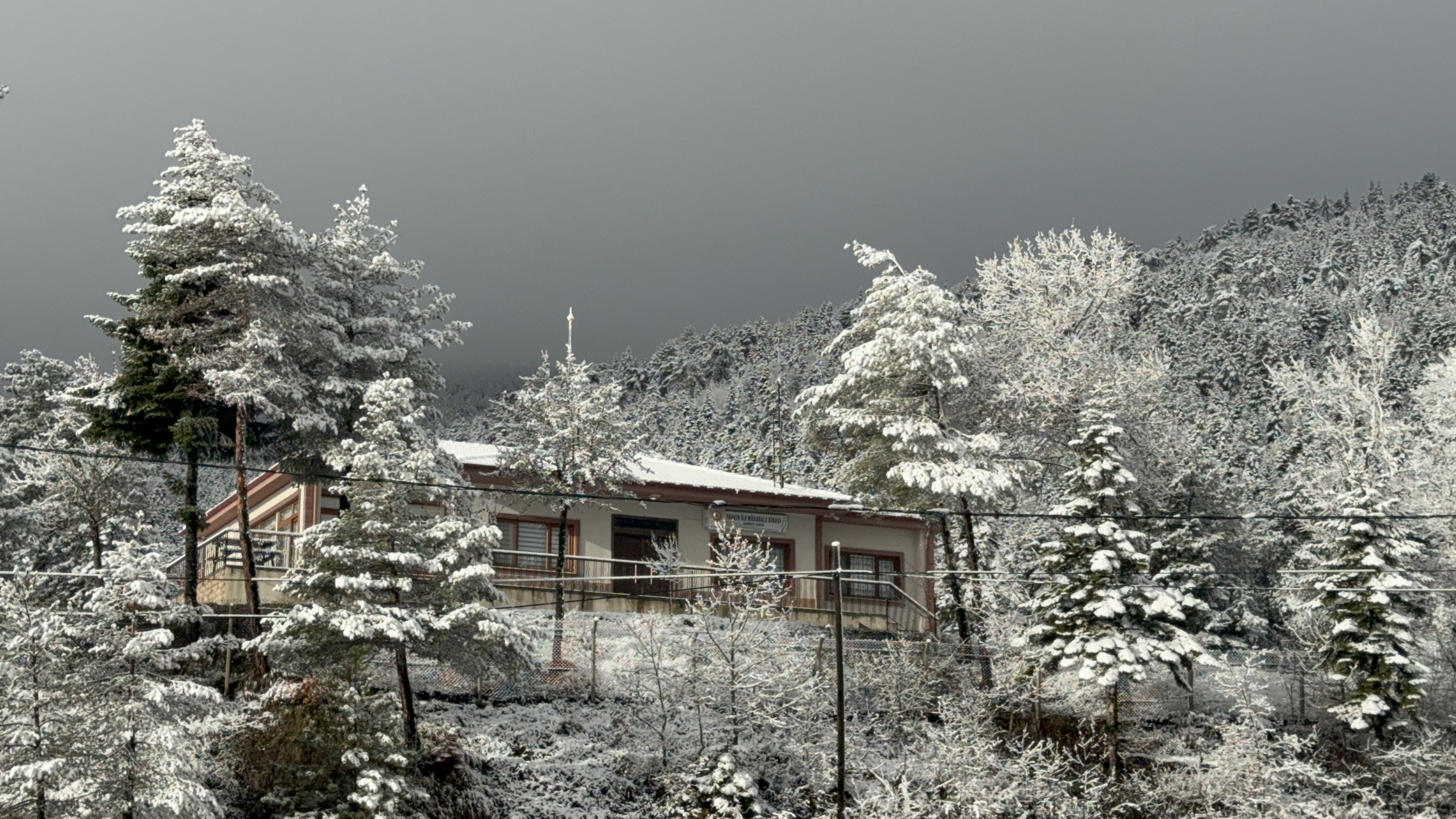 Yüksek Kesimlerde Kar Etkisini Gösterdi Kara Yolu Beyaza Büründü 24