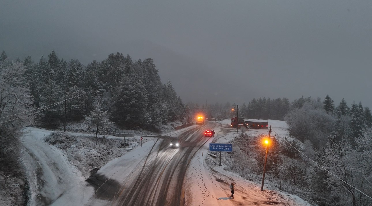 Yüksek Kesimlerde Kar Etkisini Gösterdi Kara Yolu Beyaza Büründü 28