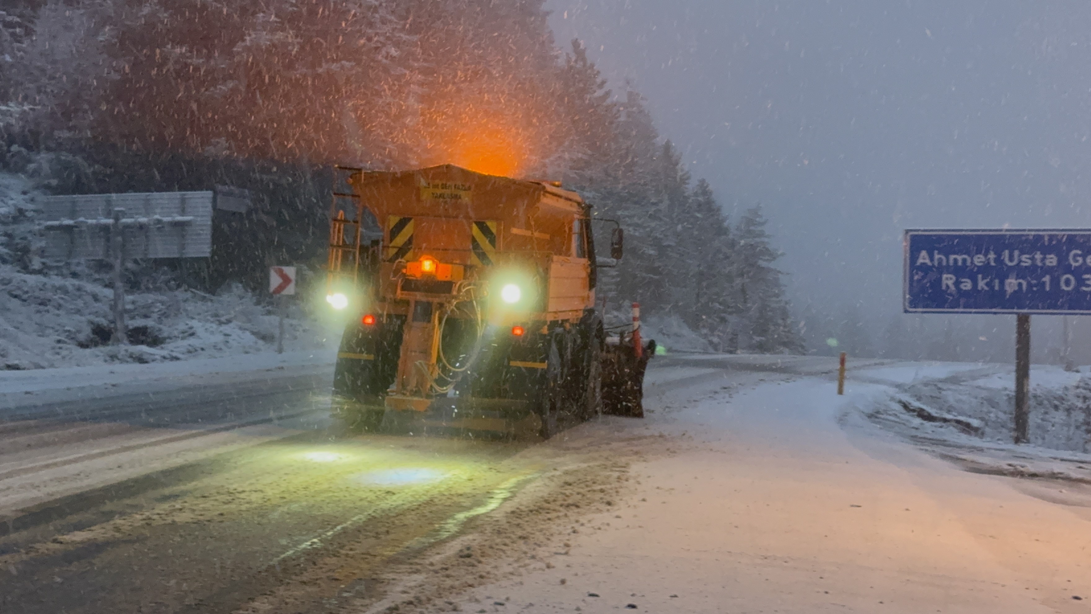 Yüksek Kesimlerde Kar Etkisini Gösterdi Kara Yolu Beyaza Büründü 4